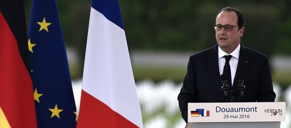 French President Francois Hollande delivers a speech during a remembrance ceremony to mark the centenary of the battle of Verdun, at the Douaumont Ossuary (Ossuaire de Douaumont), northeastern France, on May 29, 2016. - Sputnik Afrique