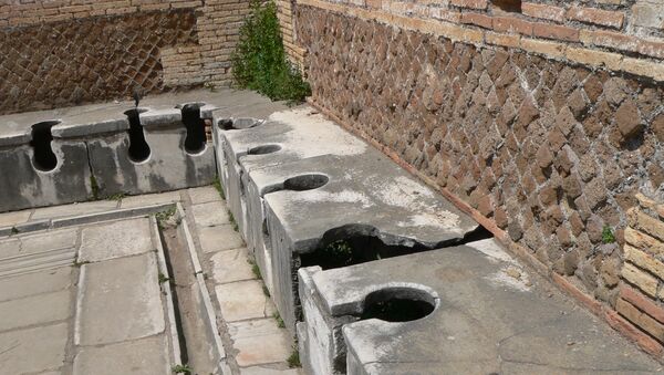 Toilettes publiques de la Rome antique, situées dans la ville portuaire d'Ostie - Sputnik Afrique