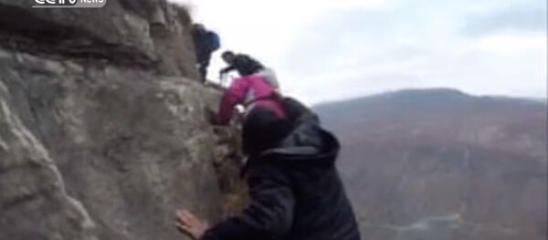 Descendre une falaise de 800 mètres pour aller à l’école - Sputnik Afrique