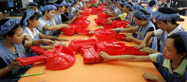 Les ouvrier assemblent des voitures de jouet à la ligne de production de l'usine Dongguan D alang Wealthwise à Dongguan, en Chine - Sputnik Afrique
