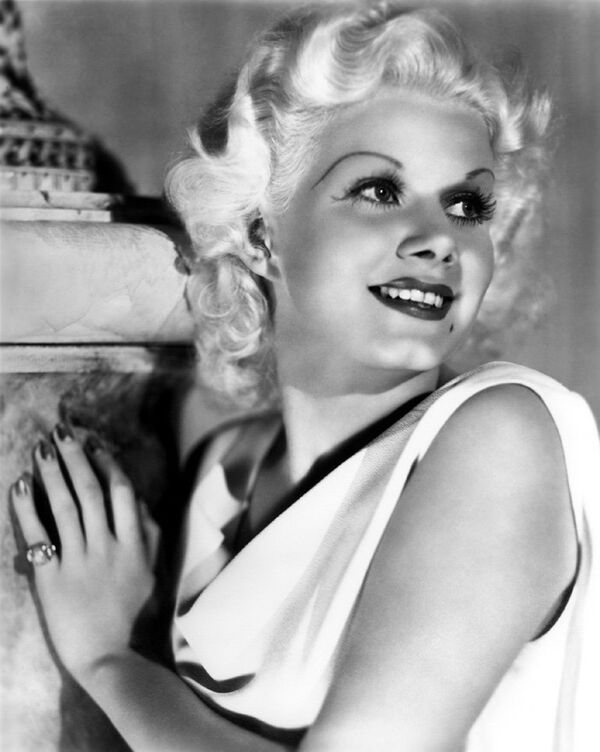 L’actrice américaine et sex-symbol des années 1930 Jean Harlow est devenue l'une des plus grandes stars du monde dans les années 1930, surnommée la Blonde Bombshell ou encore la Platinium Blonde. - Sputnik Afrique