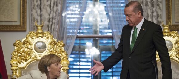 Le président turc Recep Tayyip Erdogan, à droite, offre sa main à la chancelière allemande Angela Merkel - Sputnik Afrique