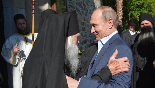 Le président russe Vladimir Poutine et l'abbé du monastère de Saint-Panteleimon sur le mont Athos - Sputnik Afrique