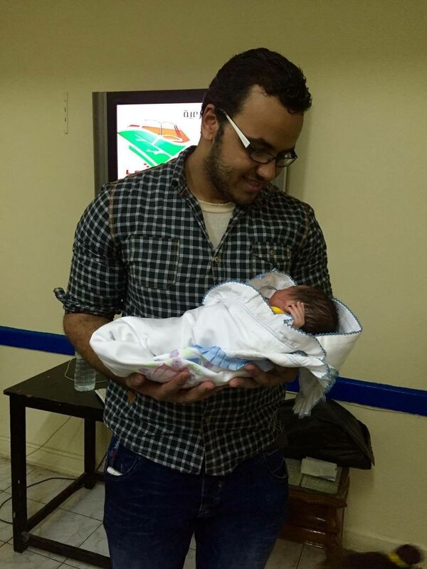 Mo'men Mokhtar et son fils Poutine - Sputnik Afrique