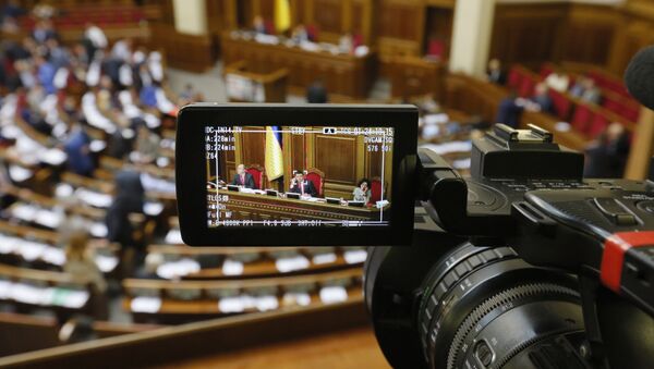 A rostrum of the parliament session hall is seen through a reporter's camera monitor in Kiev, Ukraine, Thursday, Sept. 17, 2015. - Sputnik Afrique