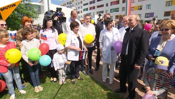 Poutine en visite dans une clinique pédiatrique de cancer - Sputnik Afrique