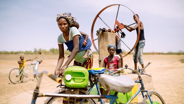 La collecte de l'eau, calvaire de plus de 17 millions d'Africaines - Sputnik Afrique