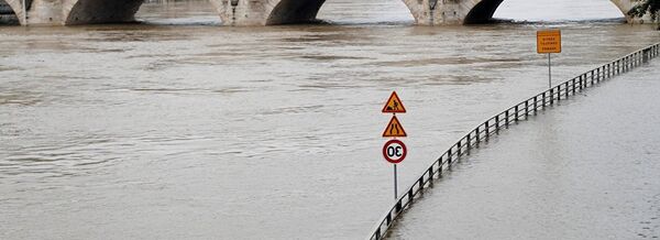 Road signs appear isolated in the rising waters from the Seine River as high waters causes flooding along the Seine River in Paris, France, June 1, 2016 - Sputnik Afrique