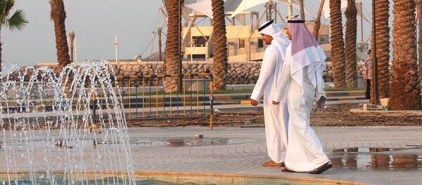 Two Kuwaiti plain clothes security guards do their rounds at a newly constructed shopping mall in Salmiyah, Kuwait City on Thursday, Sept. 9, 2004. - Sputnik Afrique