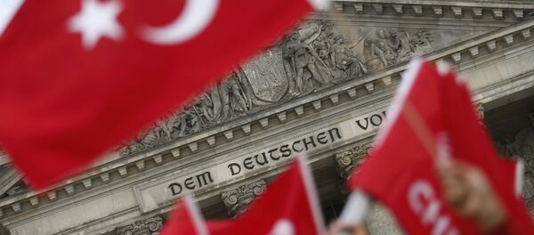 Des ressortissants turcs protestent contre la résolution du Bundestag  qualifiant de génocide le massacvre d'Arméniens par les forces ottomanes en 1915 - Sputnik Afrique