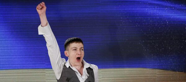 Ukrainian pilot Nadezhda Savchenko, who was freed from a Russian jail, shouts patriotic slogans as she leaves her news conference in Kiev, Ukraine, Friday, May 27, 2016. - Sputnik Afrique