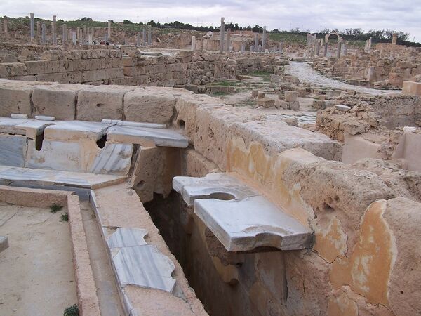 Toilettes publiques romaines à Sabratha en Libye Toilettes publiques romaines à Sabratha en Libye - Sputnik Afrique