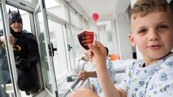 Des policiers albanais se déguisent en superhéros pour des enfants hospitalisés - Sputnik Afrique