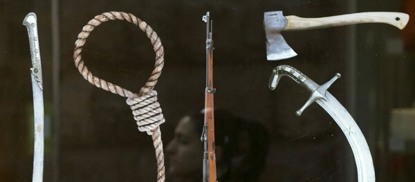 Un panneau à Erevan représentant les Instruments du génocide de 1915 dans l'Empire ottoman - Sputnik Afrique