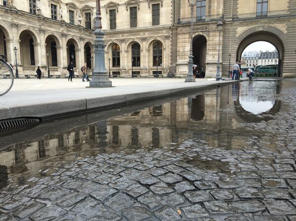 Le Louvre noyé... dans une flaque? - Sputnik Afrique