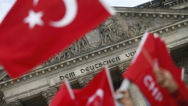 Des ressortissants turcs protestent contre la résolution du Bundestag sur le génocide arménien - Sputnik Afrique