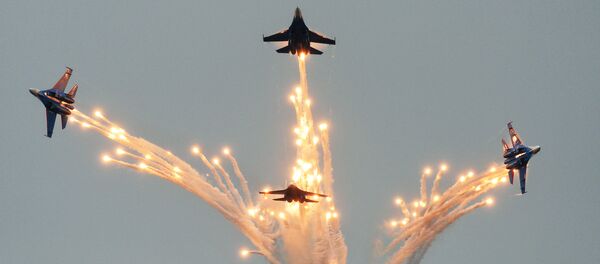 Le groupe de voltige aérienne Russkie Vitiazi au tournoi Aviadarts 2016 en Crimée - Sputnik Afrique