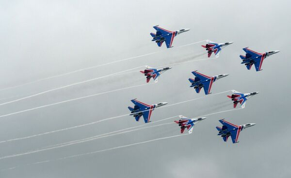 Les Su-27 de la patrouille Russkie Vitiazi et les MiG-29 du groupe Striji au tournoi Aviadarts 2016 - Sputnik Afrique