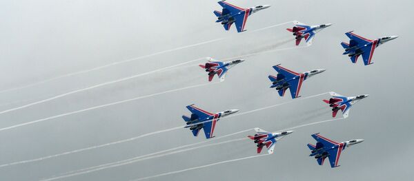 Les Su-27 de la patrouille Russkie Vitiazi et les MiG-29 du groupe Striji au tournoi Aviadarts 2016 - Sputnik Afrique