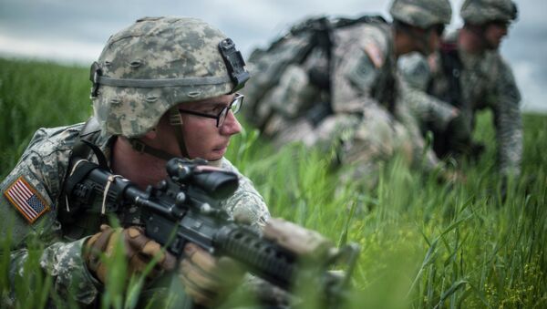 A US para-trooper of the Army's 4th 25 Infantry Brigade Combat Team (Airborne), part of the NATO-led peacekeeping mission in Kosovo (KFOR) takes part in a military drill near the village of Ramjan on May 27, 2015. - Sputnik Afrique
