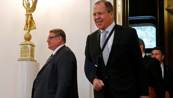 Le ministre russe des Affaires étrangères Sergueï Lavrov et son homologue finlandais Timo Soini entrent dans une salle lors d'une réunion à Moscou, Russie - Sputnik Afrique