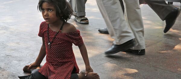 Une petite fille dans la rue de New Delhi - Sputnik Afrique