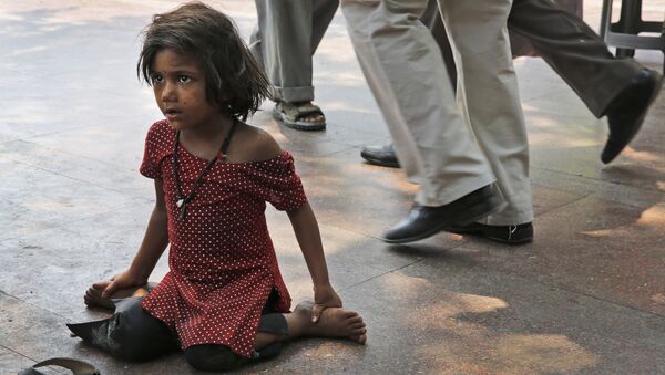 Une petite fille dans la rue de New Delhi - Sputnik Afrique