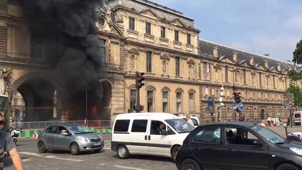 Un incendie aux abords du Louvre - Sputnik Afrique
