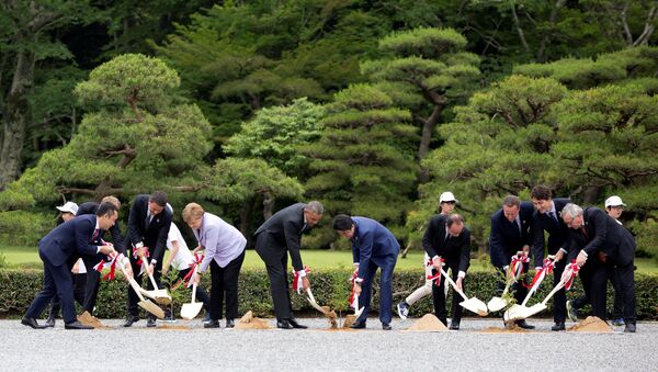 Les dirigeants des pays du G7 qui participent à la plantation d'arbres à sanctuaire d'Ise Jingu  au Japon - Sputnik Afrique