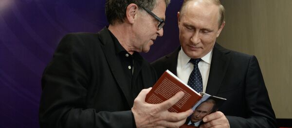 Vladimir Poutine avec le journaliste allemand Hubert Seipel, auteur du livre Poutine: la logique du pouvoir, au forum Nouvelle ère du journalisme, 07.06.2016 - Sputnik Afrique