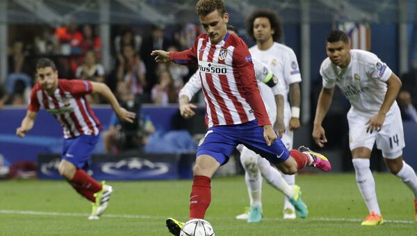 Atletico's Antoine Griezmann misses a penalty kick during the Champions League final soccer match between Real Madrid and Atletico Madrid at the San Siro stadium in Milan, Italy, Saturday, May 28, 2016 - Sputnik Afrique