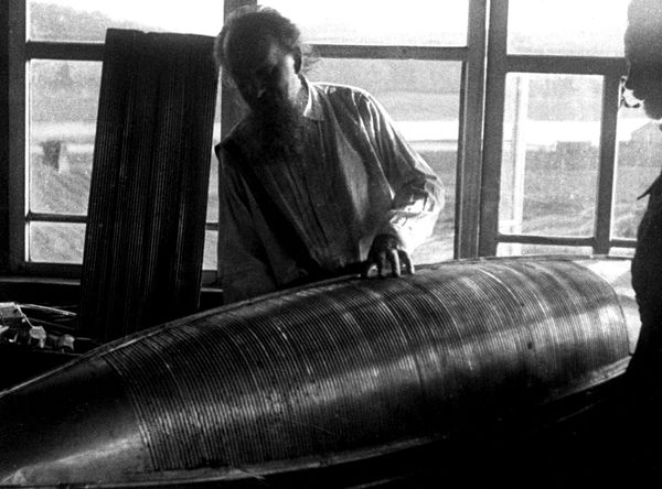 Constantin Tsiolkovski avec son modèle d'aéronef (1924) Constantin Tsiolkovski avec son modèle d'aéronef (1924) - Sputnik Afrique