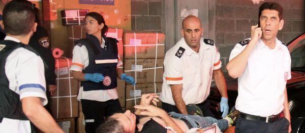 A wounded Israeli man is evacuated following a stabbing attack in Tel Aviv - Sputnik Afrique