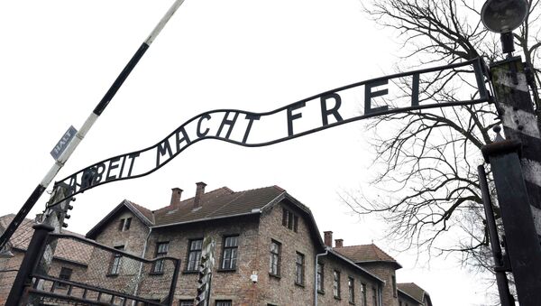 File photo of the sign Arbeit macht frei (Work makes you free) at the main gate of the former German Nazi concentration and extermination camp Auschwitz in Oswiecim January 19, 2015 - Sputnik Afrique