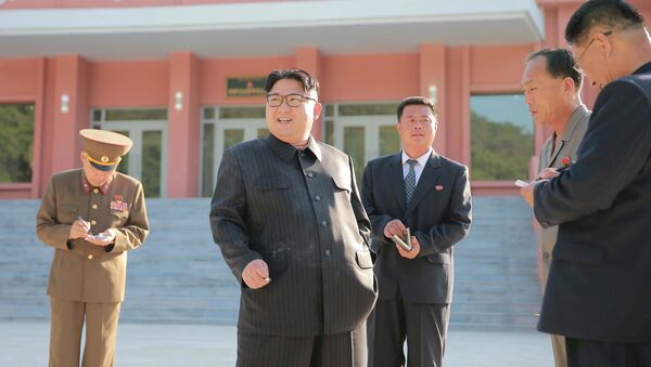 Kim Jong-Un avec une cigarette - Sputnik Afrique