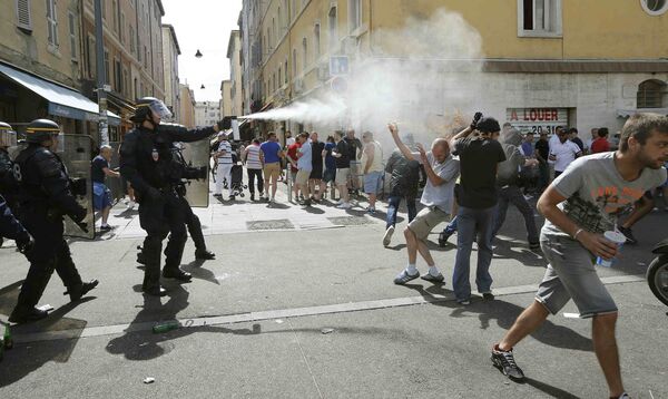 La police de Marseille utilise le gaz lacrimogène contre des fans en marge d'un match de l'Euro 2016 - Sputnik Afrique