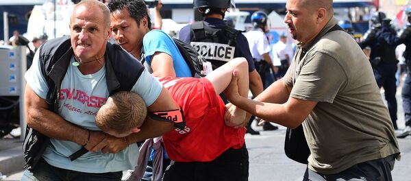 Un fan qngqlis est arrêté par le personnel de police suite aux affrontements entre les supporters anglais et la police dans la ville de Marseille, France, le 11 juin 2016, avant le match de football Euro 2016 entre l'Angleterre et la Russie - Sputnik Afrique