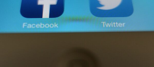 Twitter et Facebook - Sputnik Afrique