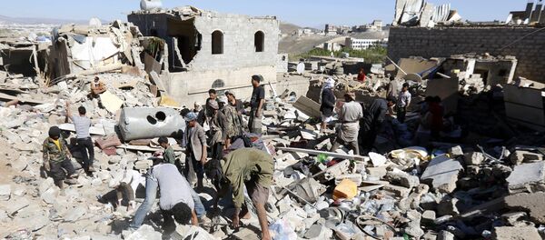 Des maisons détruites par les frappes de la coalition dirigée par l'Arabie Saoudite - Sputnik Afrique