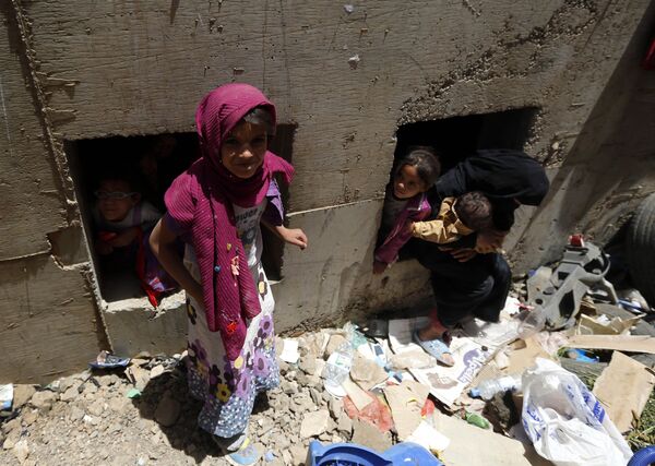 Des habitants de Sanaa dont les maisons ont été détruites par les frappes de la coalition dirigée par l'Arabie Saoudite Des habitants de Sanaa dont les maisons ont été détruites par les frappes de la coalition dirigée par l'Arabie Saoudite - Sputnik Afrique