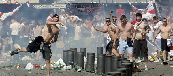 Des supporters anglais jettant des projectiles dans le Vieux-Port de Marseille après le match Angleterre-Russie - Sputnik Afrique