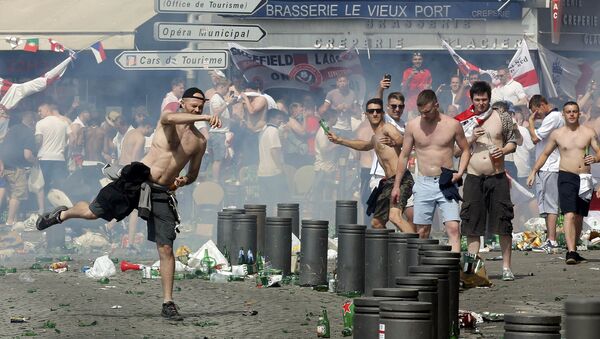 Des supporters anglais jettant des projectiles dans le Vieux-Port de Marseille après le match Angleterre-Russie - Sputnik Afrique