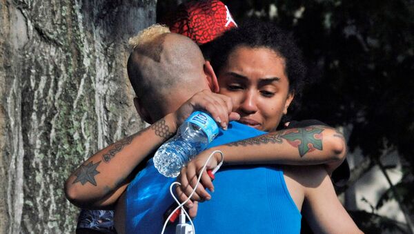 Des amis et membres de famille des victimes de la fusillade à Orlando - Sputnik Afrique