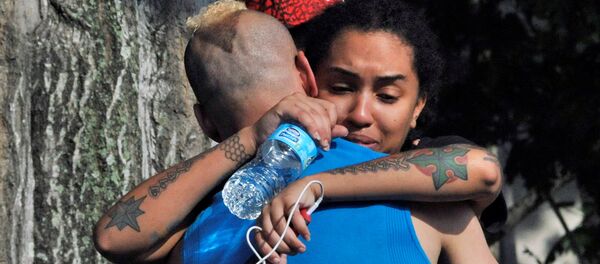 Des amis et membres de famille des victimes de la fusillade à Orlando - Sputnik Afrique