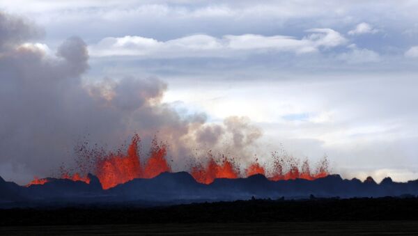 A plume of smoke rises from the lava eruption on Holuhraun, northwest of the Dyngjujoekull glacier in Iceland - Sputnik Afrique