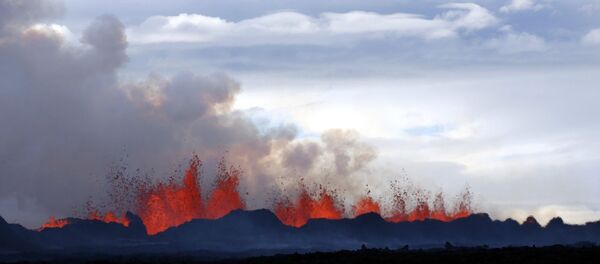A plume of smoke rises from the lava eruption on Holuhraun, northwest of the Dyngjujoekull glacier in Iceland - Sputnik Afrique