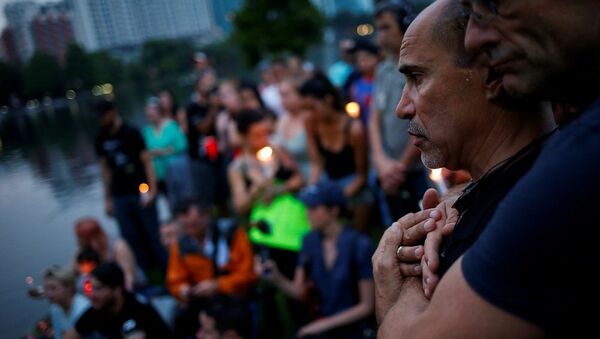 Männer umarmen sich nach der Schießerei in Orlando - Sputnik Afrique