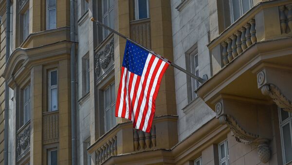 Le drapeau en berne sur l'ambassade des Etats-Unis à Moscou - Sputnik Afrique