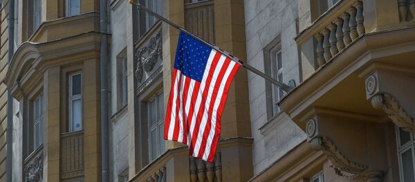 Le drapeau en berne sur l'ambassade des Etats-Unis à Moscou - Sputnik Afrique