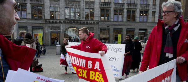 Les manifestants appellent à un vote «NON» Les manifestants appellent à un vote «NON» - Sputnik Afrique